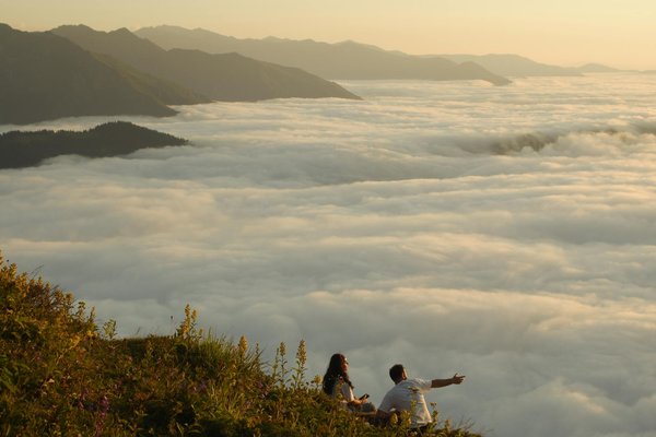 Comment le tourisme de masse affecte-t-il les ressources naturelles ?